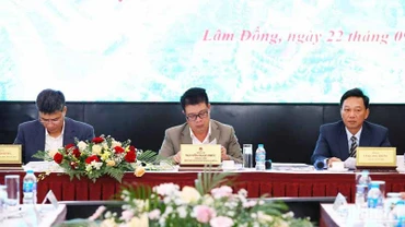 Các đồng chí chủ trì hội thảo.