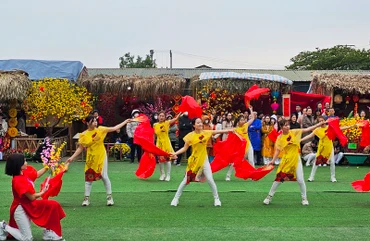 Một tiết mục văn nghệ mừng đón xuân mới của công nhân lao động.