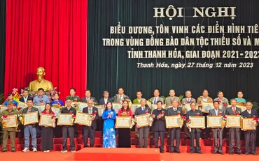 Lãnh đạo tỉnh Thanh Hóa trao tặng Bằng khen cho các cá nhân tiên tiến.