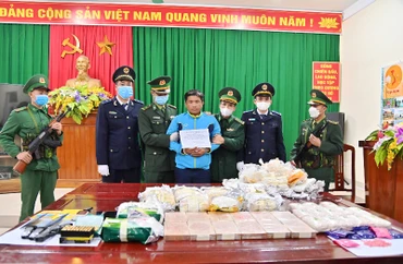 Lực lượng chức năng ở Thanh Hóa hiện tạm giữ đối tượng cùng tang vật vụ án.