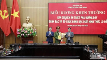 Lãnh đạo tỉnh Thái Bình tặng hoa chúc mừng Ban chuyên án.