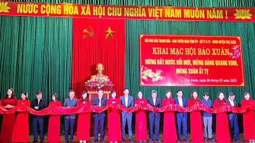 Các đại biểu cắt băng khai mạc Hội báo Xuân Ất Tỵ 2025.