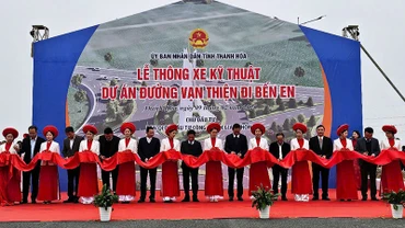 Các đại biểu cắt băng, thông xe kỹ thuật đường giao thông.