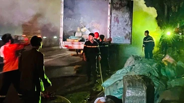 Lực lượng chức năng chữa cháy và cứu hộ hàng hóa.