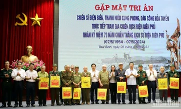 Các đồng chí lãnh đạo tỉnh Thái Bình và thành phố Thái Bình tặng quà cho cán bộ, chiến sĩ tham gia chiến dịch Điện Biên Phủ.