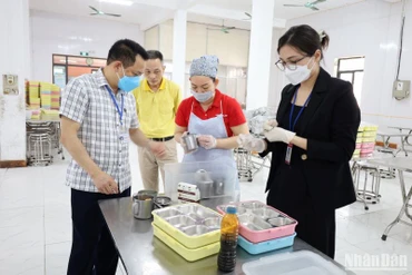 Chi cục An toàn thực phẩm tỉnh Thái Bình kiểm tra việc lưu mẫu và thực phẩm test nhanh dụng cụ đựng thực phẩm tại Công ty trách nhiệm hữu hạn May Lan Lan.
