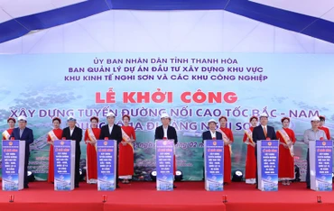 Các đại biểu phát lệnh khởi công dự án.