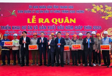 Lãnh đạo tỉnh Thanh Hóa tặng quà cho Ban Giao thông, các đơn vị thi công.