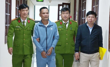 Công an quản lý đối tượng ra đầu thú.