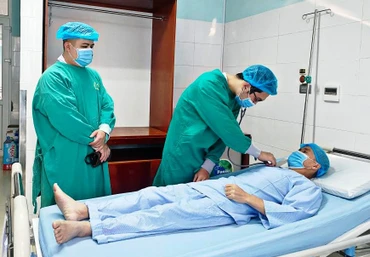 Bác sĩ thăm, khám sức khỏe bệnh nhân trước khi xuất viện.