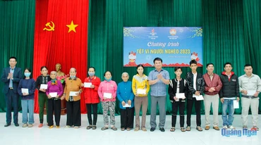 Tặng quà cho người nghèo ở xã Bình Thuận. (Ảnh: Báo Quảng Ngãi)