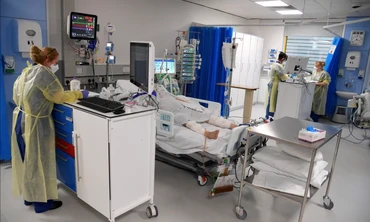 Các y tá điều trị cho bệnh nhân tại Bệnh viện Đại học Milton Keynes, Anh, ngày 20/1/2021. (Ảnh: REUTERS)