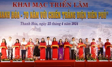 Các đại biểu cắt băng khai mạc triển lãm.
