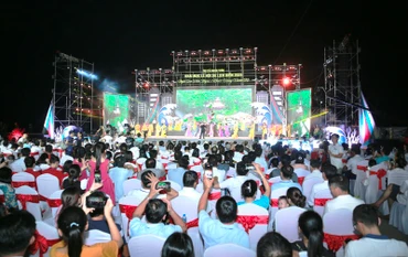 Quang cảnh lễ hội du lịch biển Nghi Sơn.