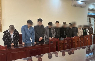 Các đối tượng sử dụng ma túy bị bắt quả tang. 
