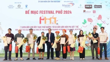Ban tổ chức trao giấy chứng nhận tham gia Festival Phở 2024 cho đại diện các thương hiệu phở trên cả nước. 