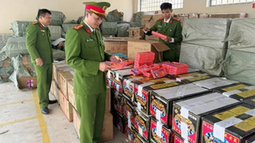 Công an xem xét tang vật vụ án.