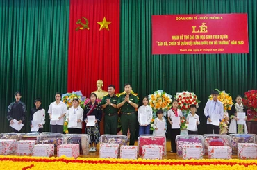 Đại diện Đoàn Kinh tế-Quốc phòng 5 trao quà và quyết định hỗ trợ 11 học sinh.