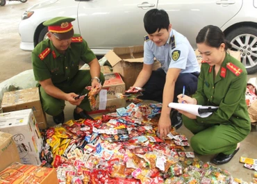 Lực lượng chức năng kiểm tra, kê biên hàng hóa không rõ nguồn gốc, quá hạn sử dụng.