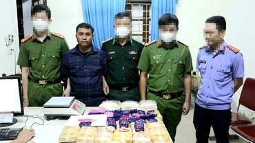 Ảnh minh họa: Đối tượng Xayyasone Xay cùng số ma túy bị bắt giữ.
