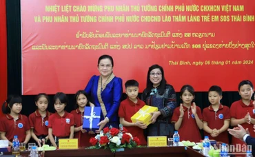 Phu nhân Thủ tướng Lào và Việt Nam tặng quà cho trẻ em tại Làng SOS Thái Bình.