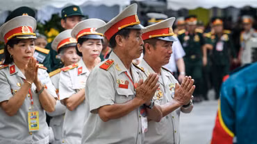 Người cao tuổi viếng Tổng Bí thư Nguyễn Phú Trọng ngày 25/7 tại Hà Nội. (Ảnh: THÀNH ĐẠT)