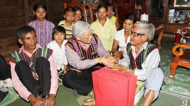 Tổng Bí thư Nguyễn Phú Trọng thăm và tặng quà già làng thôn Bon Bun Đơr, xã Quảng Tâm, huyện Tuy Đức, tỉnh Đăk Nông. (Ảnh: TTXVN)
