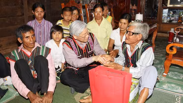 Tổng Bí thư Nguyễn Phú Trọng thăm và tặng quà già làng thôn Bon Bun Đơr, xã Quảng Tâm, huyện Tuy Đức, tỉnh Đăk Nông. (Ảnh: TTXVN)