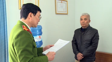 Cơ quan Cảnh sát điều tra, Công an tỉnh Thái Bình đọc Quyết định khởi tố vụ án hình sự, khởi tố bị can và Lệnh bắt bị can để tạm giam đối với Nguyễn Trung Hải, Giám đốc Chi Cục đăng kiểm 11. (Ảnh: Công an cung cấp)