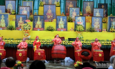 Màn trống hội tại Đại lễ giỗ Tổ họ Trần Việt Nam. (Ảnh Mai Tú)
