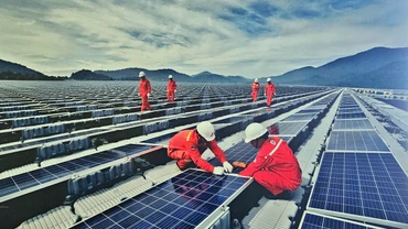 Công nhân Công ty Truyền tải điện 3 phối hợp quản lý, vận hành hệ thống điện mặt trời tại Lâm Đồng.