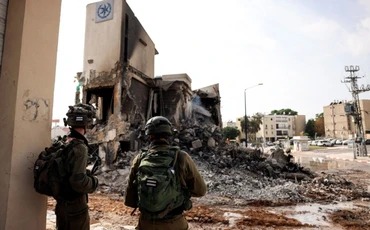 Lính Israel nhìn đống đổ nát của 1 đồn cảnh sát, nơi đã diễn ra giao tranh với các tay súng Hamas ở miền Nam Israel hôm 8/10. Ảnh: Reuters