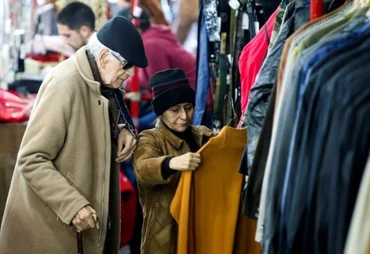 Người dân mua sắm ở một cửa hàng bán quần áo cũ tại thủ đô Buenos Aires của Argentina. (Ảnh: Reuters)