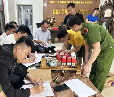 Cơ quan chức năng khám xét cơ sở dịch vụ tài chính.