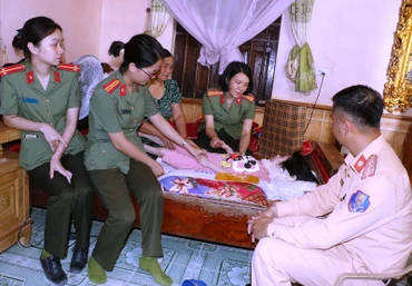 Các thành viên đoàn công tác của Công an Thanh Hóa thăm hỏi, động viên trẻ em kém may mắn.