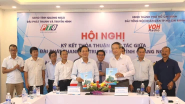 Lãnh đạo PTQ và VOH ký kết thỏa thuận hợp tác lĩnh vực công nghệ và nội dung trên sóng phát thanh. 