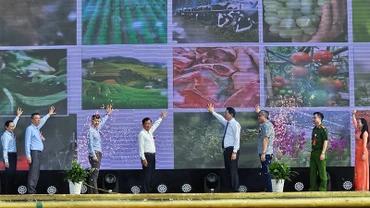 Các đại biểu khai trương giới thiệu nông sản, thực phẩm an toàn.