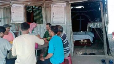 Địa phương và gia đình tổ chức hậu sự cho hai bé sinh đôi đuối nước thương tâm.