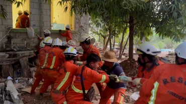 [Video] Đoàn cứu hộ Việt Nam đưa thành công 2 nạn nhân ra khỏi tòa nhà đổ sập 