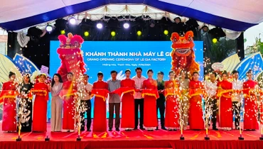 Các đại biểu cắt băng khánh thành, đưa nhà máy vào hoạt động.