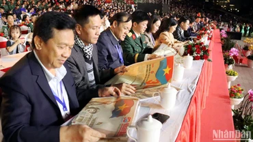Ấn bản phụ san đặc biệt của Báo Nhân Dân đến với đại biểu tham dự chương trình nghệ thuật “Non sông thống nhất” tại thành phố Đà Lạt, tỉnh Lâm Đồng.