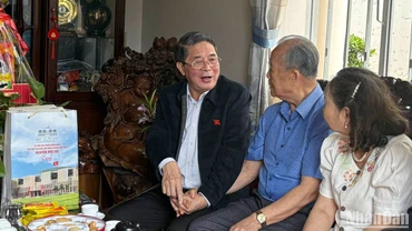 Phó Chủ tịch Quốc hội Nguyễn Đức Hải thăm, tặng quà gia đình chính sách tiêu biểu tại huyện Đức Trọng, tỉnh Lâm Đồng.