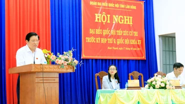 Đồng chí Phan Đình Trạc phát biểu ý kiến tại buổi tiếp xúc cử tri xã Bình Thạnh, huyện Đức Trọng, tỉnh Lâm Đồng.