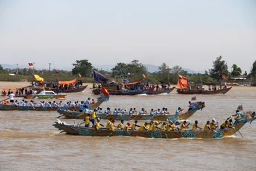 Thi bơi chải trên lạch Hới ở thành phố Sầm Sơn.