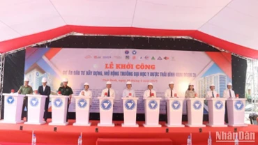 Các đại biểu thực hiện nghi thức bấm nút khởi công hai dự án.