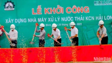 Các đại biểu thực hiện nghi thức động thổ dự án.