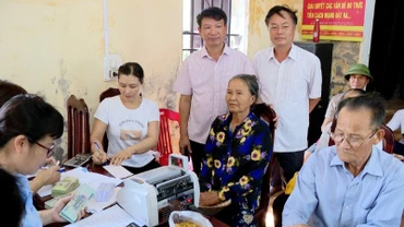 Chi trả kinh phí giải phóng mặt bằng cho người dân bị ảnh hưởng bởi dự án xây dựng Khu công nghiệp Hải Long (huyện Tiền Hải, tỉnh Thái Bình).