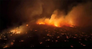 Ít nhất 3 đám cháy lớn đã bùng phát cuối ngày 8/8/2023 ven biển phía tây đảo Maui thuộc bang Hawaii. (Ảnh: Reuters)