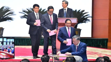 Các đồng chí Lãnh đạo Đảng, Nhà nước bỏ phiếu bầu Tổng Bí thư. 