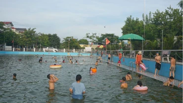 Ao bơi làng Hưng Giáo thu hút rất nhiều bạn nhỏ tham gia.